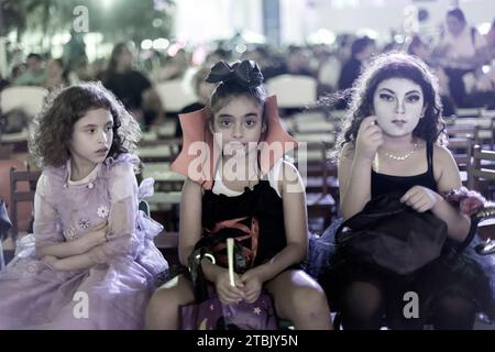 Mexiko, Isla Mujures, Eine Gruppe von drei Mädchen, die zu Halloween gekleidet sind, um den Tag der Toten zu feiern, auch bekannt als Dia de los Muertos Stockfoto