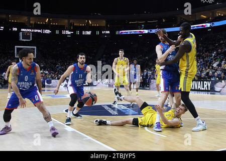 Berlin, Deutschland. Dezember 2023. 07.12.2023, Mercedes-Benz-Arena, Berlin, DEU, easyCredit BBL, ALBA vs. Anadolu Efes Istanbul, im Bild #21#, MALTE DELOW (ALBA Berlin #6), Tibor Pleiss (Anadolu Efes Istanbul #21), Erten Gazi (Anadolu Efes Istanbul #11), Shane Larkin (Anadolu Efes Istanbul #0) Foto: Juergen Engler/nordphoto GmbH/dpa/ALAMY Live News Stockfoto