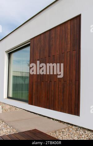 Moderne Fassade mit isolierender Holzverkleidung Stockfoto