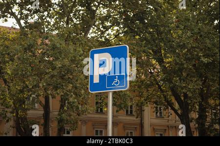 Parkzonenschild mit Rollstuhl für Behinderte. Blaues europäisches Verkehrsschild Stockfoto