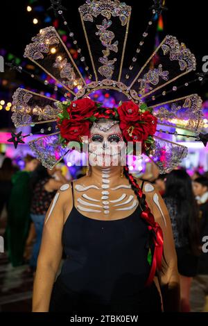 Mexiko, Isla Mujures, Eine Frau in Kostümen, um den Tag der Toten zu feiern, auch bekannt als Dia de los Muertos Stockfoto