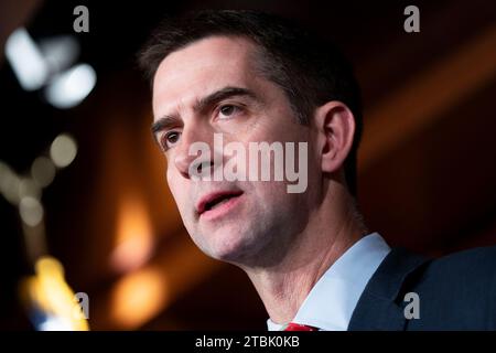 Washington, Usa. Dezember 2023. Senator Tom Cotton, R-AR, spricht am Donnerstag, den 7. Dezember 2023, während einer Pressekonferenz zum Thema Grenzsicherheit im US-Kapitol in Washington, DC. Gestern wurde ein Soforthilfegesetz für die Ukraine und Israel blockiert, als die Republikaner im Senat auf eine strengere Einwanderungskontrolle drängten. Foto: Bonnie Cash/UPI Credit: UPI/Alamy Live News Stockfoto