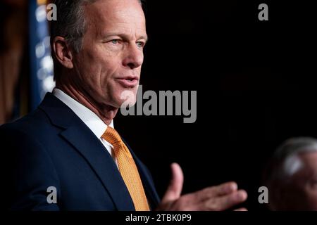 Washington, Usa. Dezember 2023. Senator John Thune, R-SD, spricht am Donnerstag, den 7. Dezember 2023, während einer Pressekonferenz zum Thema Grenzsicherheit im US-Kapitol in Washington, DC. Gestern wurde ein Soforthilfegesetz für die Ukraine und Israel blockiert, als die Republikaner im Senat auf eine strengere Einwanderungskontrolle drängten. Foto: Bonnie Cash/UPI Credit: UPI/Alamy Live News Stockfoto