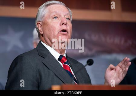 Washington, Usa. Dezember 2023. Senator Lindsey Graham, R-SC, spricht am Donnerstag, den 7. Dezember 2023, während einer Pressekonferenz zum Thema Grenzsicherheit im US-Kapitol in Washington, DC. Gestern wurde ein Soforthilfegesetz für die Ukraine und Israel blockiert, als die Republikaner im Senat auf eine strengere Einwanderungskontrolle drängten. Foto: Bonnie Cash/UPI Credit: UPI/Alamy Live News Stockfoto