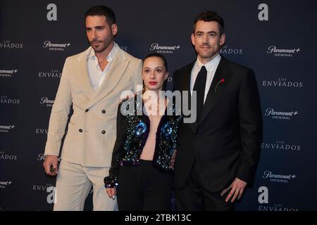 Mexiko-Stadt, Mexiko. Dezember 2023. 5. Dezember 2023, Mexiko-Stadt, Mexiko: (L-R) Miguel Angel Silvestre, Assira Abbate, Luis Gerardo Mendez besuchen den blauen Teppich der TV-Serie „Los Enviados“. Im Teatro Helenico. Am 5. Dezember 2023 in Mexiko-Stadt. ( Foto: Jaime Nogales/ Eyepix/SIPA USA) Credit: SIPA USA/Alamy Live News Stockfoto