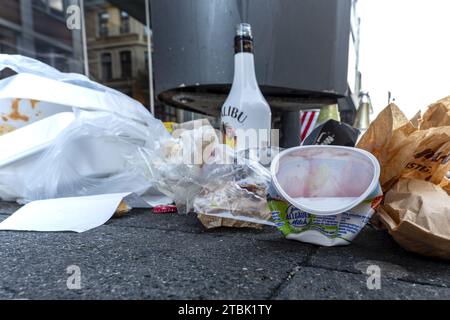 Nach Beginn des Karnevals am 11. November, am nächsten Tag, völlig schmutzige Straßen und Plätze in Köln, Nordrhein-Westfalen, Deutschland, Euro Stockfoto