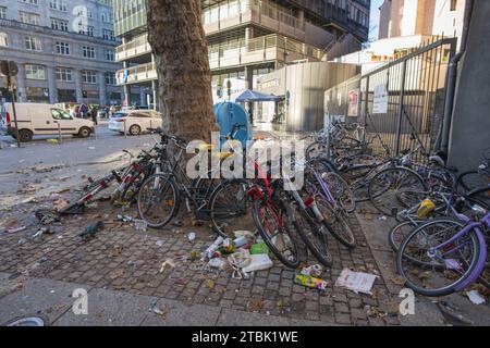 Nach Beginn des Karnevals am 11. November, am nächsten Tag, völlig schmutzige Straßen und Plätze in Köln, Nordrhein-Westfalen, Deutschland, Euro Stockfoto