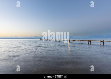 Sonnenaufgang, Fußgängerbrücke am Malerwinkel, Chiemsee, Chiemgau, Bayern, Deutschland, Europa Stockfoto