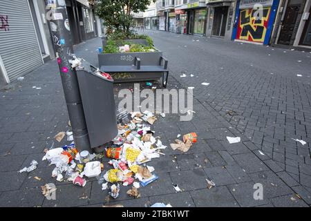 Nach Beginn des Karnevals am 11. November, am nächsten Tag, völlig schmutzige Straßen und Plätze in Köln, Nordrhein-Westfalen, Deutschland, Euro Stockfoto