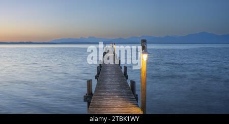 Sonnenaufgang, Fußgängerbrücke am Malerwinkel, Chiemsee, Chiemgau, Bayern, Deutschland, Europa Stockfoto