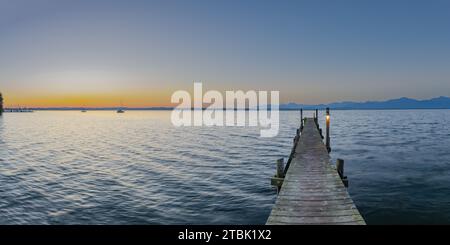 Sonnenaufgang, Fußgängerbrücke am Malerwinkel, Chiemsee, Chiemgau, Bayern, Deutschland, Europa Stockfoto