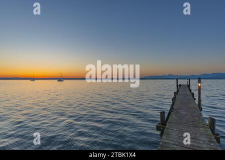 Sonnenaufgang, Fußgängerbrücke am Malerwinkel, Chiemsee, Chiemgau, Bayern, Deutschland, Europa Stockfoto