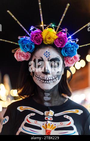 Mexiko, Isla Mujures, Ein Porträt einer Frau, die als Skelett verkleidet ist, um den Tag der Toten zu feiern, auch bekannt als Dia de los Muertos Stockfoto