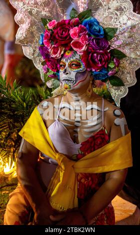 Mexiko, Isla Mujures, Eine Frau in Kostümen, um den Tag der Toten zu feiern, auch bekannt als Dia de los Muertos Stockfoto