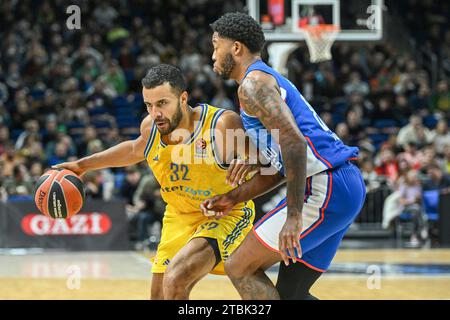 Berlin, Deutschland 07. Dezember 2023: Basketball EuroLeague - 2023/2024 - Alba Berlin gegen Anadolu Efes Istanbul im Bild: v. li. im Zweikampf Johannes Thiemann (Alba Berlin), Tyrique Jones (Anadolu Efes Istanbul) Stockfoto