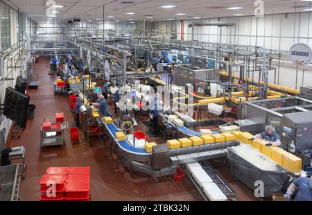 Arbeiter, die in der Käsefabrik Tillamook in Tillamook, Oregon, arbeiten Stockfoto