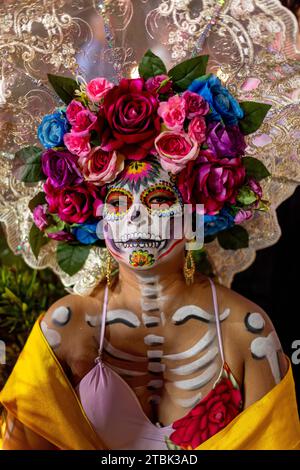 Mexiko, Isla Mujures, Eine Frau in Kostümen, um den Tag der Toten zu feiern, auch bekannt als Dia de los Muertos Stockfoto