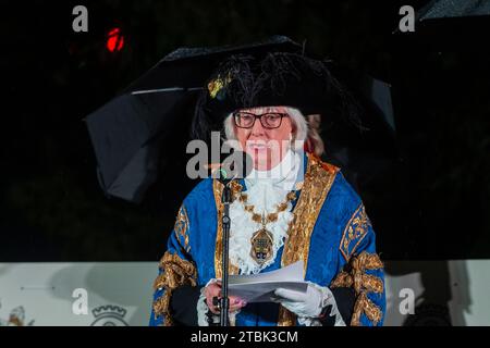 London, Großbritannien. 7. Dezember 2023. Patricia McAllister, Lord Mayor of Westminster, spricht bei der jährlichen Weihnachtsbaumbeleuchtung am Trafalgar Square. Der Baum, eine norwegische Fichte, ist ein jährliches Geschenk der norwegischen Bevölkerung als Dankeschön für die Unterstützung Großbritanniens für Norwegen während des Zweiten Weltkriegs. Der neue stadtrat in Oslo überdenkt jedoch die Weihnachtsbaumtradition unter Umweltbedenken. Quelle: Stephen Chung / Alamy Live News Stockfoto