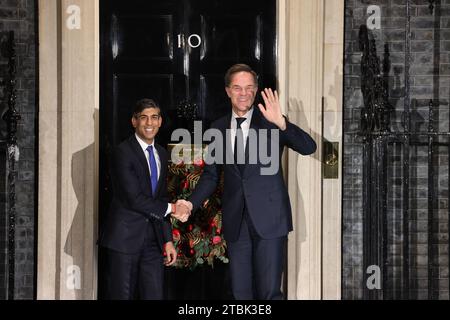 London, Vereinigtes Königreich, 7. Dezember 2023. Stunden nach einer Pressekonferenz zur Verteidigung seines ruandischen Plans begrüßte der britische Premierminister Rishi Sunak den niederländischen Premierminister Mark Rutte herzlich. Sie scheinen eine Weile aus der Downing Street ausgesperrt zu sein, wurden aber schließlich reingelassen. Kredit : Monica Wells/Alamy Live News Stockfoto