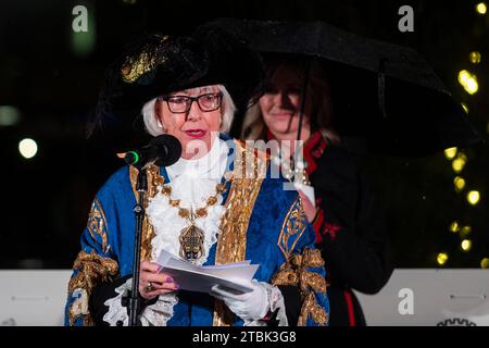 London, Großbritannien. 7. Dezember 2023. Patricia McAllister, Lord Mayor of Westminster, spricht bei der jährlichen Weihnachtsbaumbeleuchtung am Trafalgar Square. Der Baum, eine norwegische Fichte, ist ein jährliches Geschenk der norwegischen Bevölkerung als Dankeschön für die Unterstützung Großbritanniens für Norwegen während des Zweiten Weltkriegs. Der neue stadtrat in Oslo überdenkt jedoch die Weihnachtsbaumtradition unter Umweltbedenken. Quelle: Stephen Chung / Alamy Live News Stockfoto