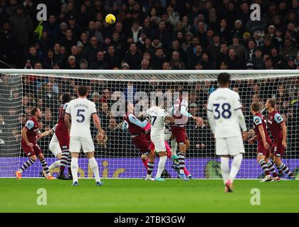 Tottenham Hotspur Stadium, London, Großbritannien. Dezember 2023. Premier League Football, Tottenham Hotspur gegen West Ham United; Cristian Romero von Tottenham Hotspur führt den Ball an und erzielt sein Team in der 11. Minute das 1. Tor, um es 1-0 zu erzielen Stockfoto