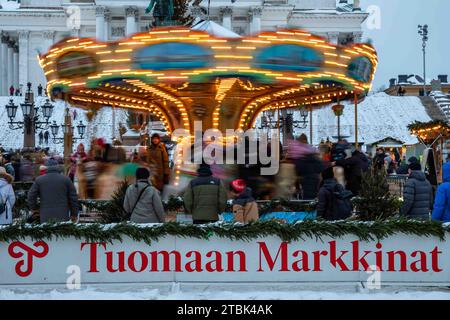Verschwommener Antrag auf dem venezianischen Karussell im Tuomaan Markkinat oder dem Weihnachtsmarkt auf dem Senatsplatz in Helsinki, Finnland Stockfoto