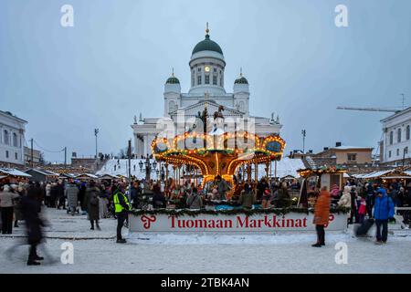 Venezianisches Karussell und Kathedrale von Helsinki während des Weihnachtsmarktes in Helsinki auf dem Senatsplatz in Helsinki, Finnland Stockfoto