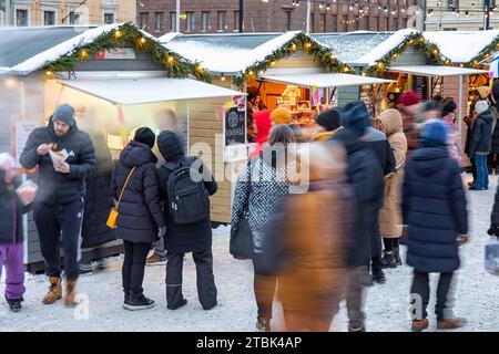 Unscharfe Bewegungen von Menschen im Tuomaan Markkinat oder auf dem Helsinki Christmas Market auf dem Senatsplatz in Helsinki, Finnland Stockfoto