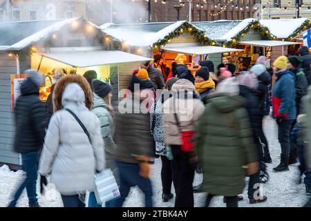 Unscharfe Bewegungen von Menschen im Tuomaan Markkinat oder auf dem Helsinki Christmas Market auf dem Senatsplatz in Helsinki, Finnland Stockfoto