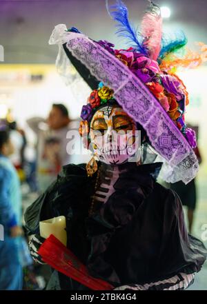 Mexiko, Isla Mujures, Eine Frau in Kostümen, um den Tag der Toten zu feiern, auch bekannt als Dia de los Muertos Stockfoto