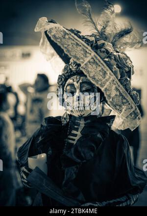 Mexiko, Isla Mujures, Eine Frau in Kostümen, um den Tag der Toten zu feiern, auch bekannt als Dia de los Muertos Stockfoto