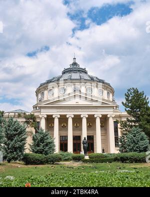 Das rumänische Athenaeum (Ateneul Roman), ein Wahrzeichen in Bukarest, Rumänien, mit Wolken über diesem kuppelförmigen, runden Konzerthalle, das 1888 eröffnet wurde. Stockfoto