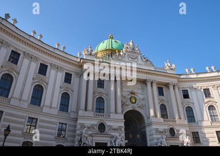 Hofburg-Gebäudefassade mit Kuppel, am Michaelerplatz, einem wichtigen Platz im Zentrum Wiens. Wien, Österreich - 26. September 2023. Stockfoto