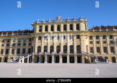 Schloss Schönbrunn hinter der Fassade mit Besuchern, an einem Tag mit blauem Himmel. Attraktion, Tourismus. Wien, Österreich - 28. September 2023. Stockfoto