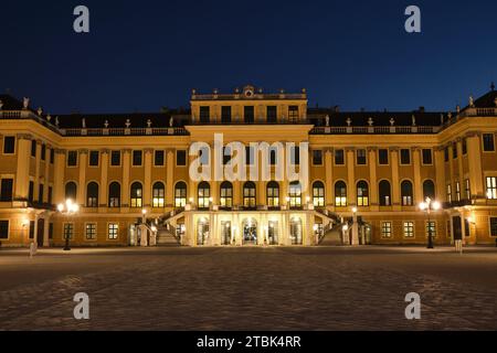 Schloss Schönbrunn, Fassade vor dem Gebäude bei Nacht, eine beliebte Touristenattraktion. Wien, Österreich - 27. September 2023. Stockfoto