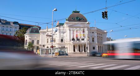 Wiener Volkstheater Fassade mit Verkehr tagsüber. Wien, Österreich - 26. September 2023. Stockfoto