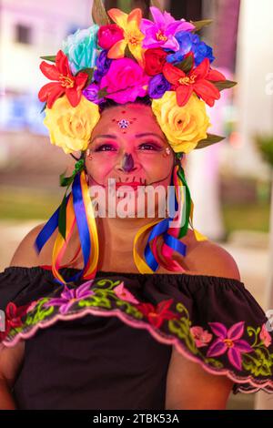 Mexiko, Isla Mujures, Eine Frau in Kostümen, um den Tag der Toten zu feiern, auch bekannt als Dia de los Muertos Stockfoto