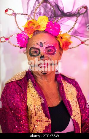 Mexiko, Isla Mujures, Eine Frau in Kostümen, um den Tag der Toten zu feiern, auch bekannt als Dia de los Muertos Stockfoto