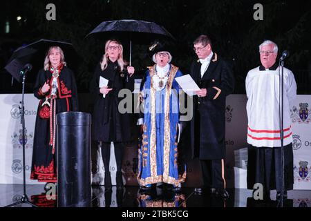 London, Großbritannien. Dezember 2023. Die jährliche Zeremonie zum Einschalten des Weihnachtsbaums am Trafalgar Square sorgt für eine festliche Atmosphäre im Zentrum Londons, darunter Weihnachtslieder und Chorgesang. Jeden Dezember schickte ein Baum von Norwegen nach London als Geschenk, um Großbritannien für seine Unterstützung während des Zweiten Weltkriegs zu danken. In Anwesenheit von Patricia McAllister, der Bürgermeisterin von Westminster, der Bürgermeisterin von Oslo Anne Lindboe, der Bürgermeisterin von London Sadiq Khan, der norwegischen Sängerin Metteson und anderen. Quelle: Imageplotter/Alamy Live News Stockfoto