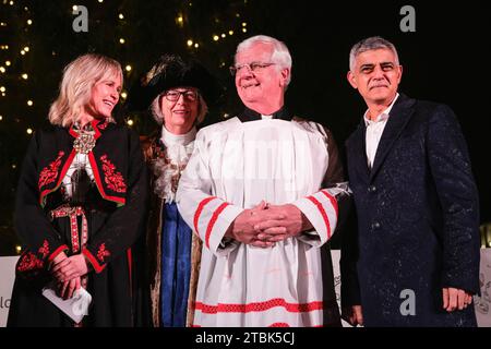 London, Großbritannien. Dezember 2023. Bürgermeister von London Sadiq Khan. Die jährliche Zeremonie zum Einschalten des Weihnachtsbaums am Trafalgar Square sorgt für eine festliche Atmosphäre im Zentrum Londons, darunter Weihnachtslieder und Chorgesang. Jeden Dezember schickte ein Baum von Norwegen nach London als Geschenk, um Großbritannien für seine Unterstützung während des Zweiten Weltkriegs zu danken. Quelle: Imageplotter/Alamy Live News Stockfoto
