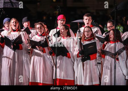 London, Großbritannien. Dezember 2023. Der Chor aus St. Martin-in-the-Fields. Die jährliche Zeremonie zum Einschalten des Weihnachtsbaums am Trafalgar Square sorgt für eine festliche Atmosphäre im Zentrum Londons, darunter Weihnachtslieder und Chorgesang. Jeden Dezember schickte ein Baum von Norwegen nach London als Geschenk, um Großbritannien für seine Unterstützung während des Zweiten Weltkriegs zu danken. In Anwesenheit von Patricia McAllister, der Bürgermeisterin von Westminster, der Bürgermeisterin von Oslo Anne Lindboe, der Bürgermeisterin von London Sadiq Khan, der norwegischen Sängerin Metteson und anderen. Quelle: Imageplotter/Alamy Live News Stockfoto