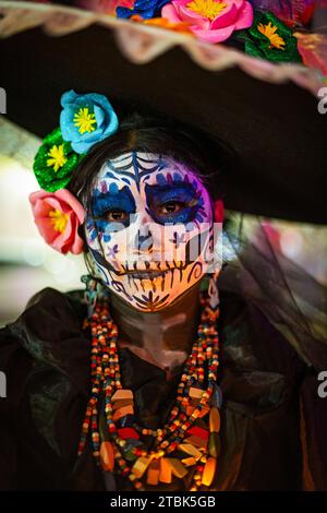 Mexiko, Isla Mujures, Eine Frau in Kostümen, um den Tag der Toten zu feiern, auch bekannt als Dia de los Muertos Stockfoto