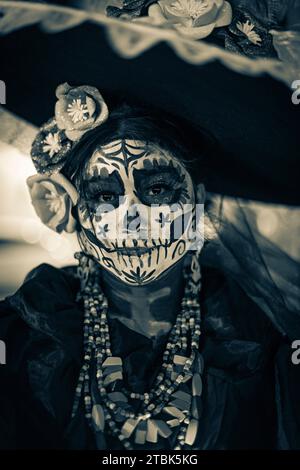 Mexiko, Isla Mujures, Eine Frau in Kostümen, um den Tag der Toten zu feiern, auch bekannt als Dia de los Muertos Stockfoto