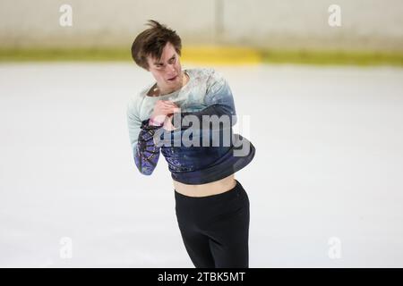 Zagreb, Kroatien. Dezember 2023. Vladimir Samoilov aus Polen tritt am 2. Tag der 55. Goldenen Pirouette in Zagreb, Kroatien, am 7. Dezember 2023 in den Paaren Free Skating an. Foto: Igor Kralj/PIXSELL Credit: Pixsell/Alamy Live News Stockfoto