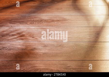 Licht aus dem Fenster an der Holzwand im Gebäude. Ein Spiel der Schatten von den fallenden Sonnenstrahlen auf einem Holzbrett Stockfoto