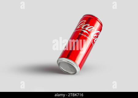 Chisinau, Moldawien 4. Dezember 2023: Aluminiumdose von Cola aus einem Winkel auf grauem Hintergrund. Mit Beschneidungspfad Stockfoto