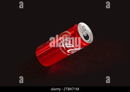 Chisinau, Moldawien 4. Dezember 2023: Aluminiumdose von Cola aus einem Winkel auf schwarzem Hintergrund. Mit Beschneidungspfad Stockfoto
