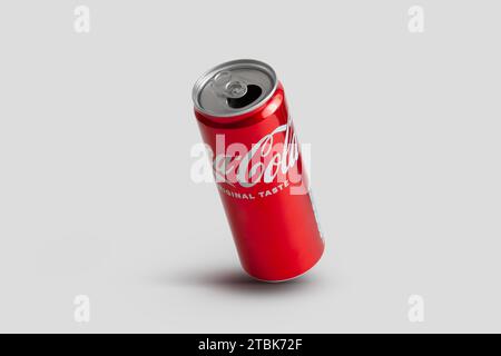 Chisinau, Moldawien 4. Dezember 2023: Aluminiumdose von Cola aus einem Winkel auf grauem Hintergrund. Mit Beschneidungspfad Stockfoto