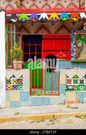 Mexiko, Isla Mujeres, eine sehr bunte Fassade eines Hauses Stockfoto