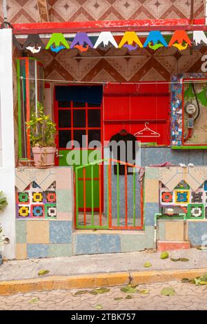 Mexiko, Isla Mujeres, eine sehr bunte Fassade eines Hauses Stockfoto